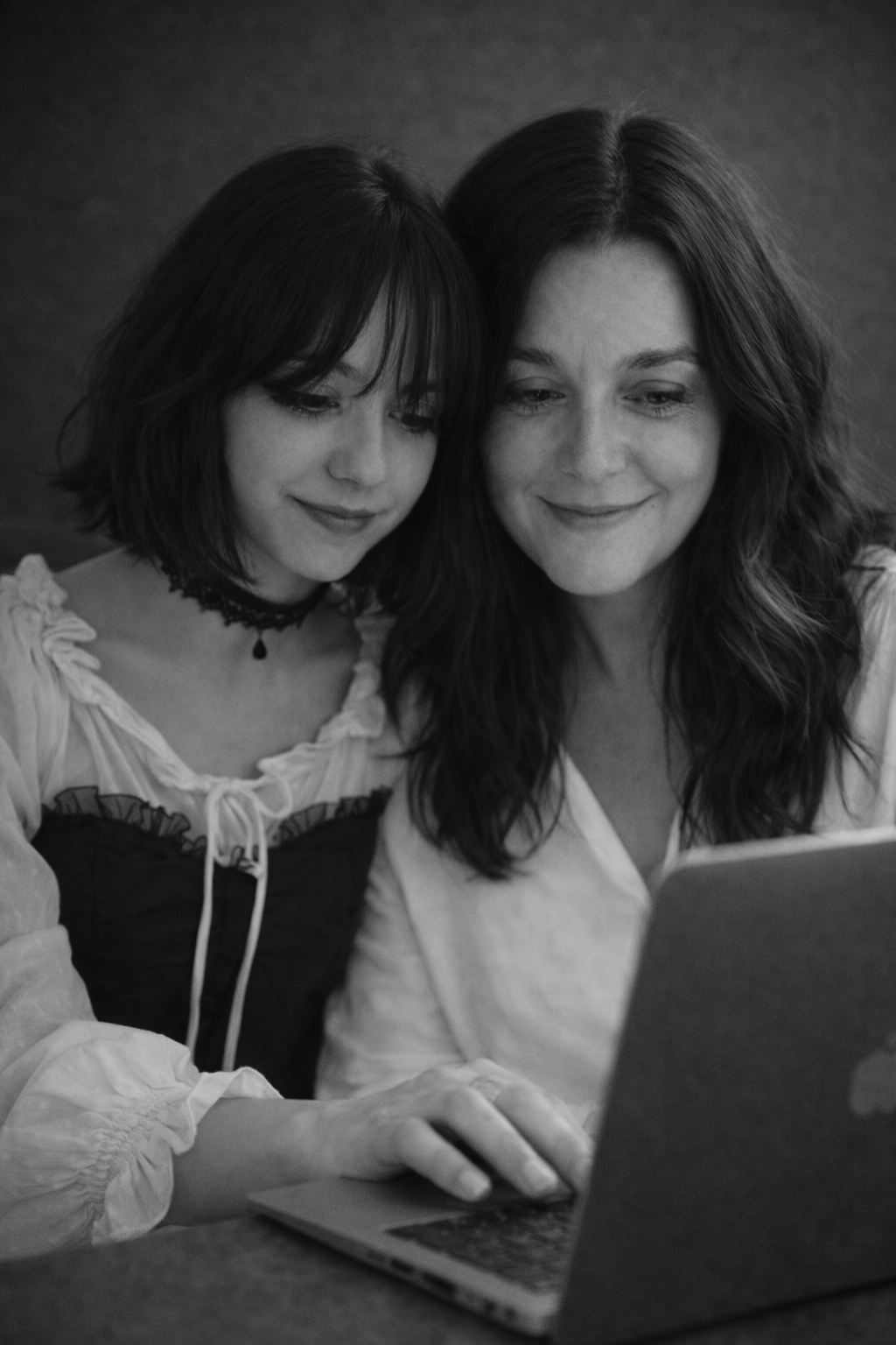 Ruth con su hija usando Glia